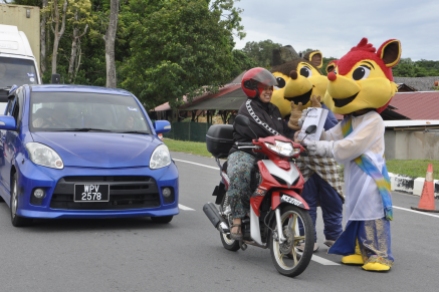 A'Famosa Resort Mascot Momo & Sasa is distributing ' Bubur Lambuk' to the public