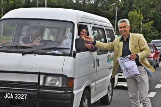 FAO Commercial Director Chris Miliken is distributing ' Bubur Lambuk' to the public_2
